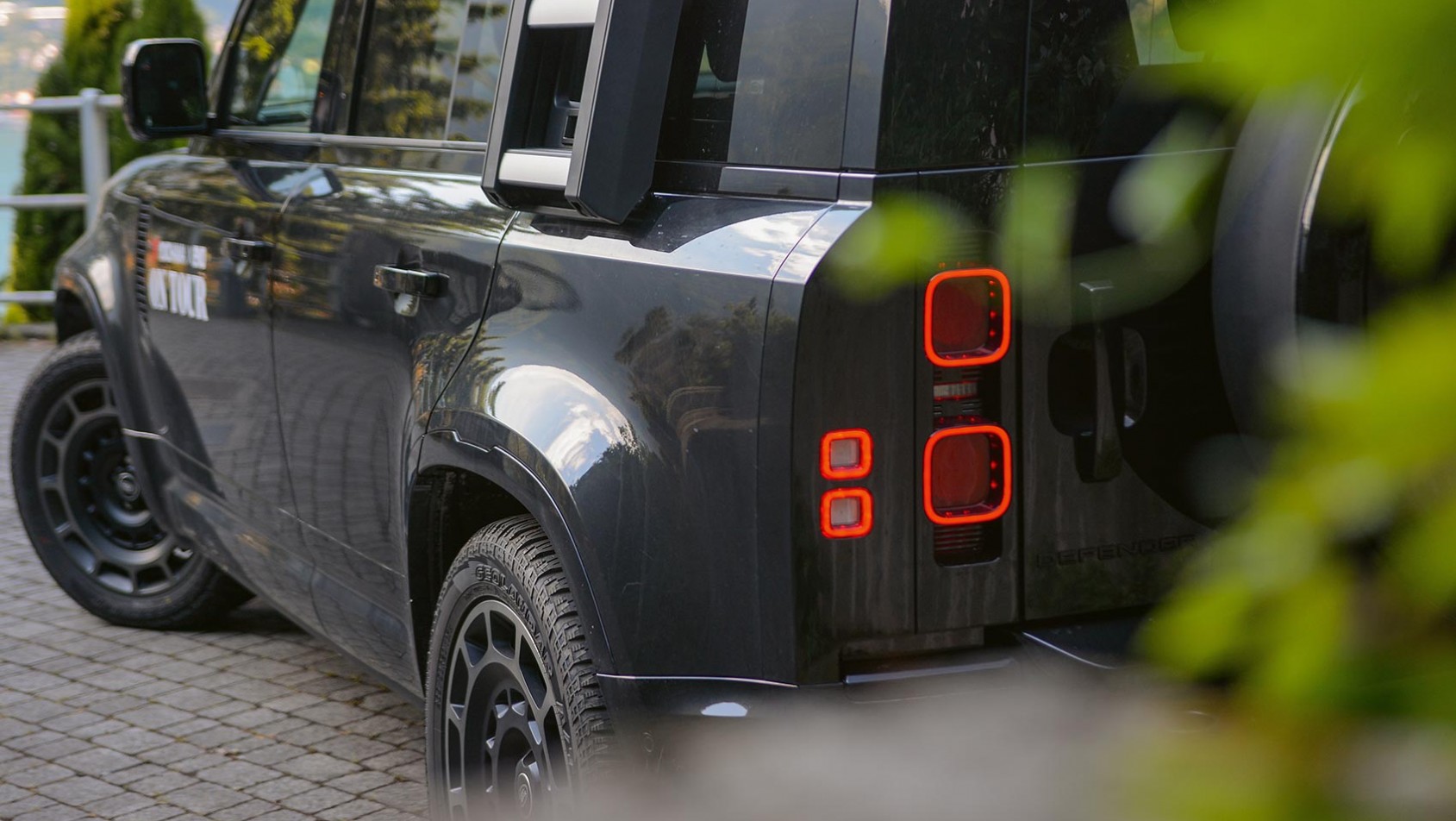 Tył auta - Defender