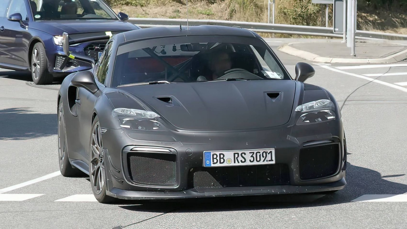 Porsche 911 Flachbau na drodze