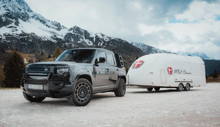 Defender z przyczepą na haku