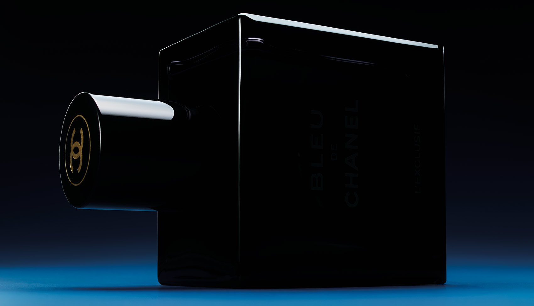 Flakon BLEU DE CHANEL L’Exclusif widziany z boku – minimalistyczna forma i detal z logo CHANEL na korku