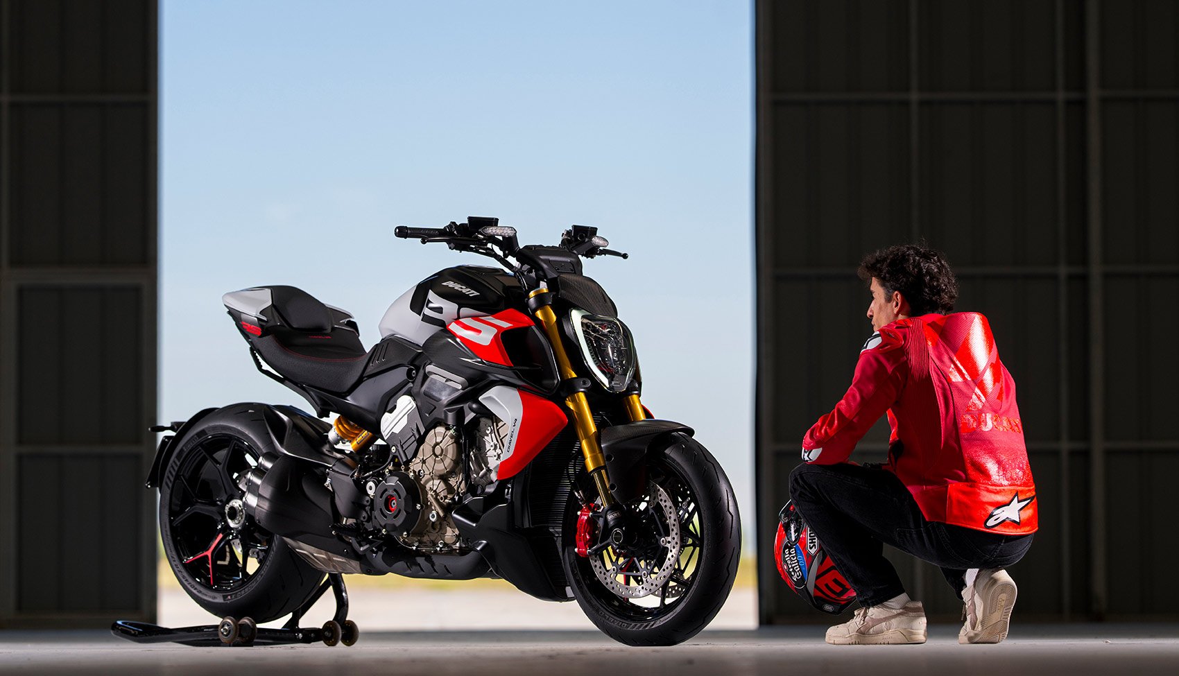 Marc Márquez z Ducati Diavel V4 RS – motocykl w malowaniu RS w hangarze