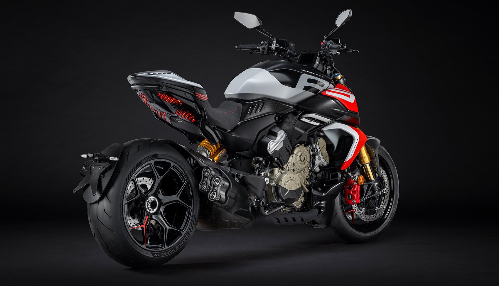 Ducati Diavel V4 RS – tył motocykla z wydechem i kutymi felgami RS