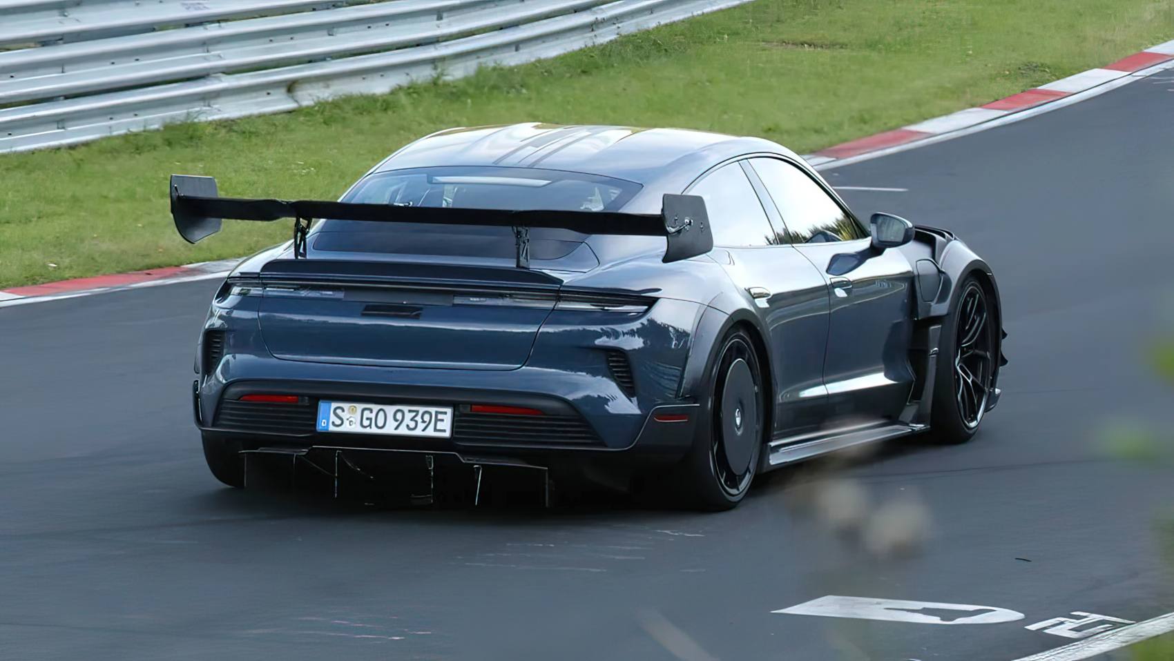 Porsche Taycan Turbo GT4 RS spyshot tył