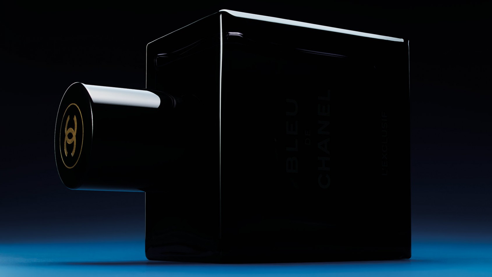 Flakon BLEU DE CHANEL L’Exclusif widziany z boku – minimalistyczna forma i detal z logo CHANEL na korku