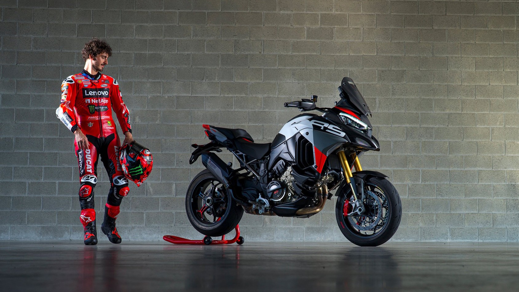 Pecco Bagnaia z Ducati Multistrada V4 RS podczas premiery sportowego turystyka w Misano