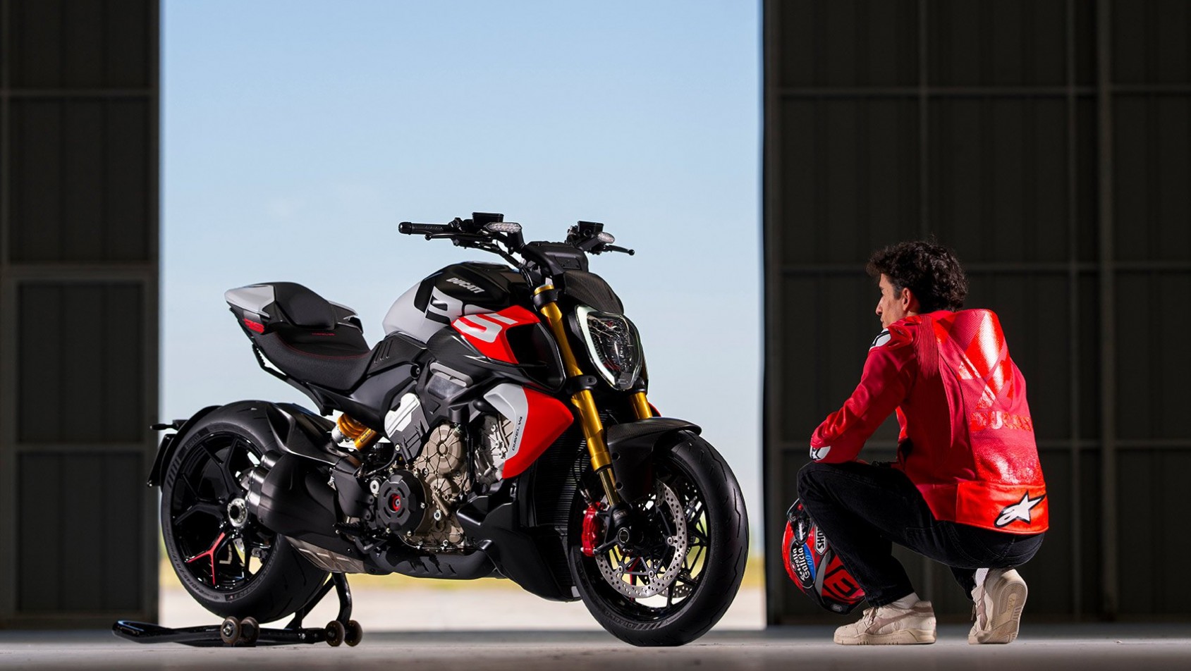 Marc Márquez z Ducati Diavel V4 RS – motocykl w malowaniu RS w hangarze