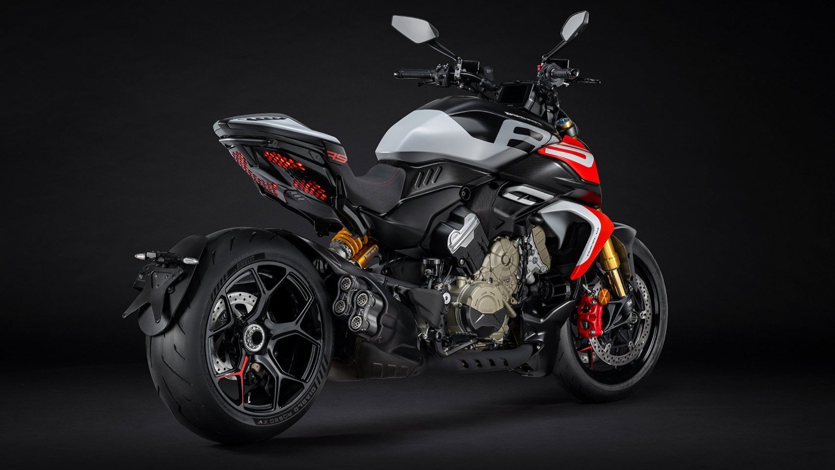 Ducati Diavel V4 RS – tył motocykla z wydechem i kutymi felgami RS