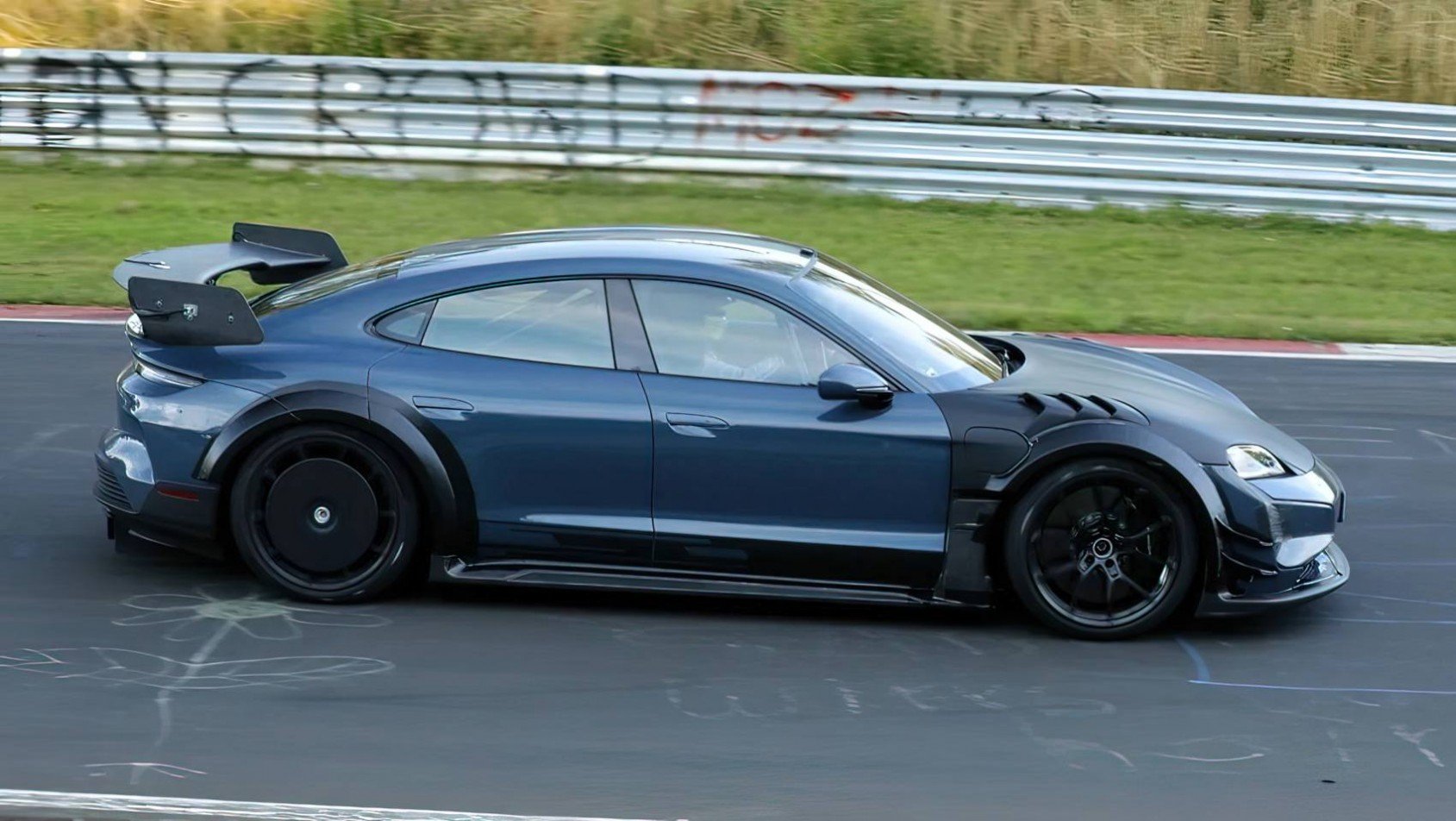 Porsche Taycan Turbo GT4 RS spyshot profil