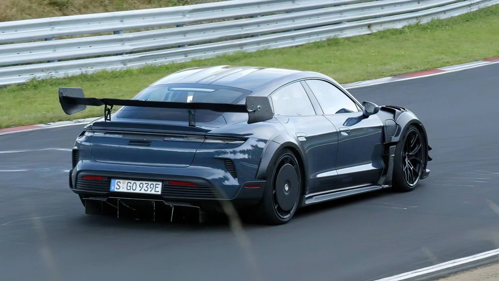 Porsche Taycan Turbo GT4 RS dodatki