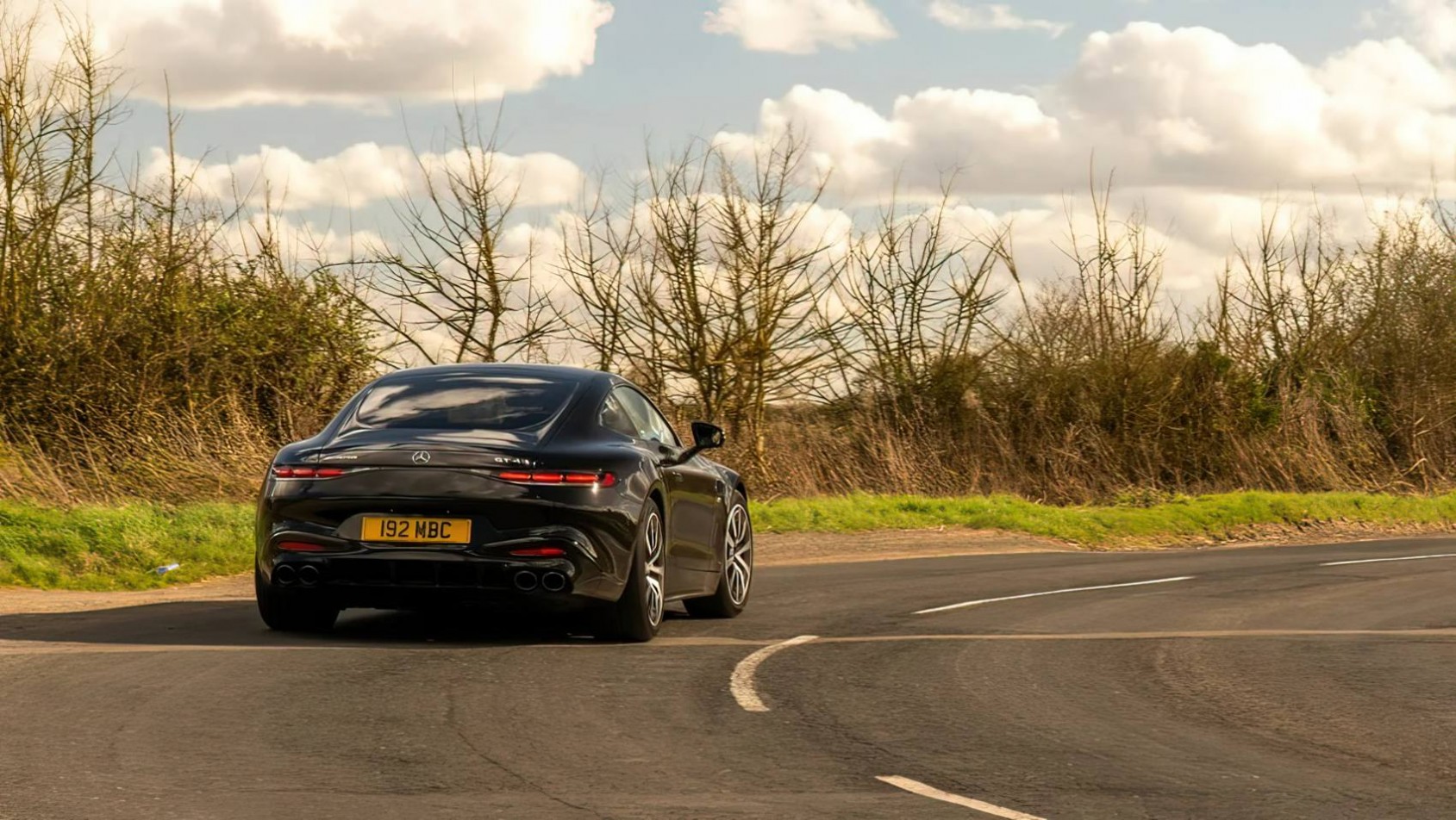 2025 Mercedes-AMG GT 43 w zakrętach