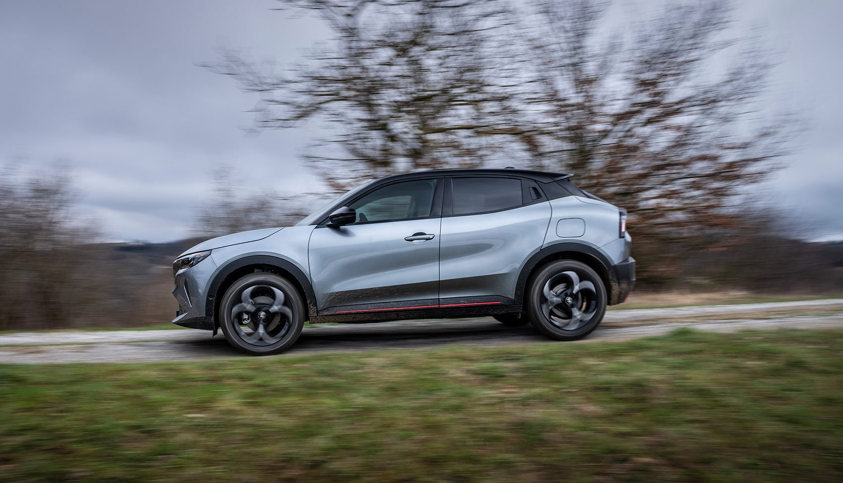 Alfa Romeo Junior podczas jazdy – połączenie stylu, osiągów i emocji