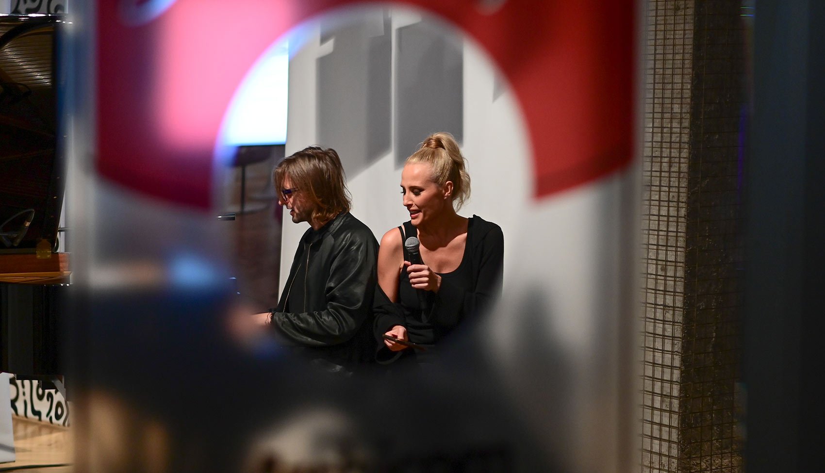 Małgorzata Bańka i Leszek Możdżer na scenie podczas premiery albumu „Będę drżała” inspirowanego poezją Haliny Poświatowskiej