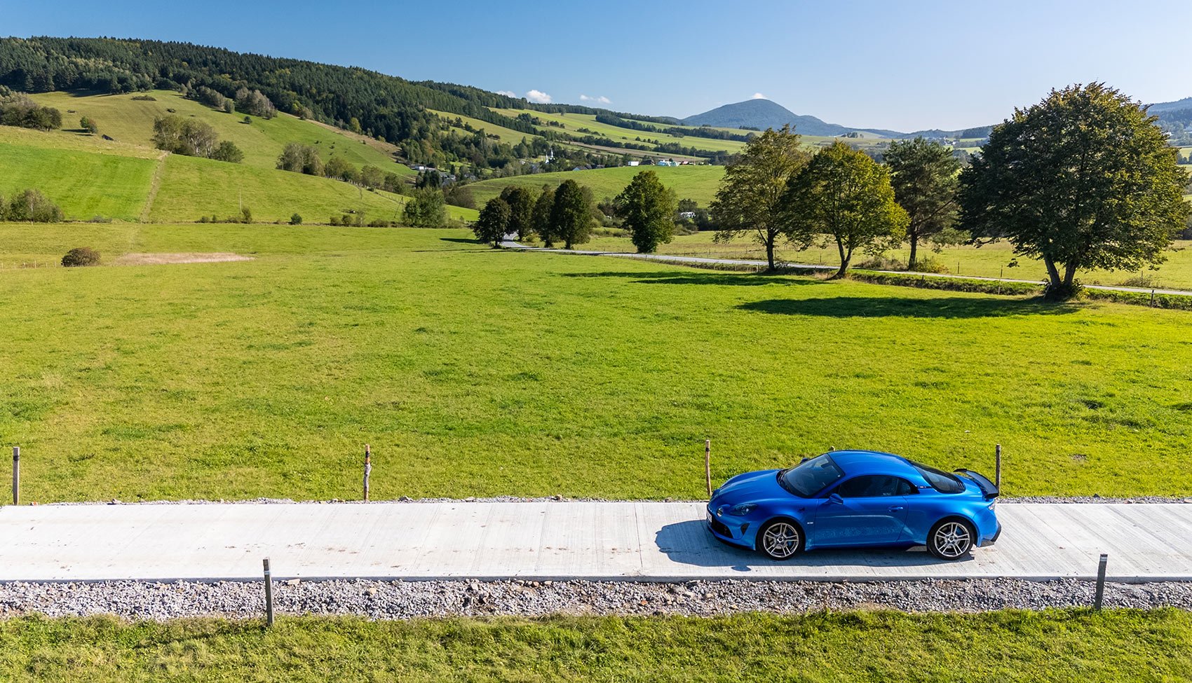 Alpine A110 GTS na tle złotej jesieni w Beskidzie Sądeckim