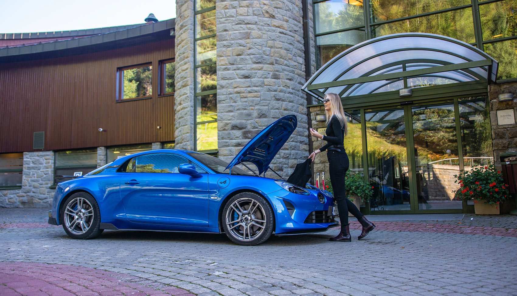 Alpine A110 GTS zaparkowane przed hotelem w Krynicy-Zdroju