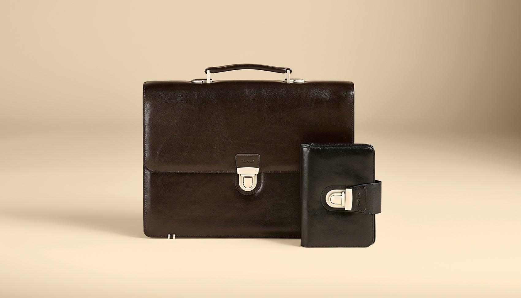 Brązowa skórzana teczka i czarny portfel OCHNIK z metalowym zapięciem – klasyczna galanteria męska z kolekcji jesień–zima 2025