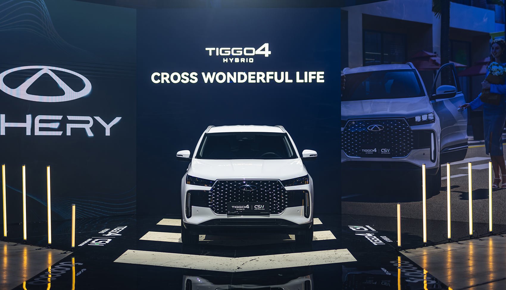 Chery Tiggo 4 Hybrid – Cross Wonderful Life Białe Chery Tiggo 4 Hybrid na tle sceny z logotypem i motywem Cross Wonderful Life
