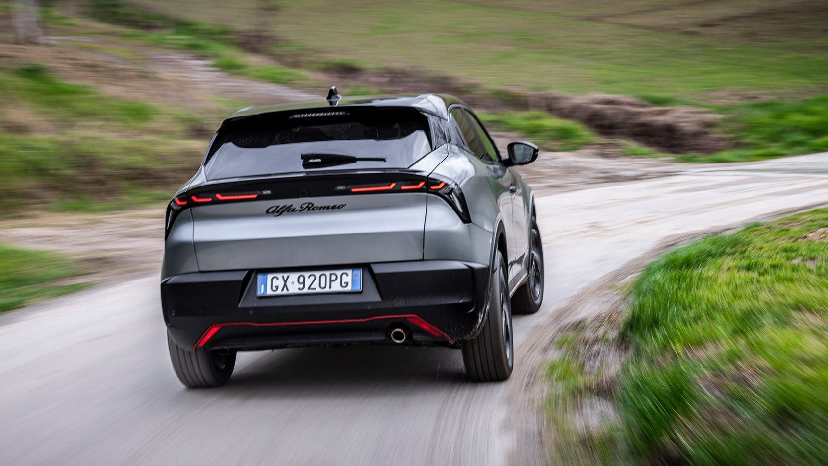 Alfa Romeo Junior podczas testu drogowego – połączenie osiągów i komfortu jazdy