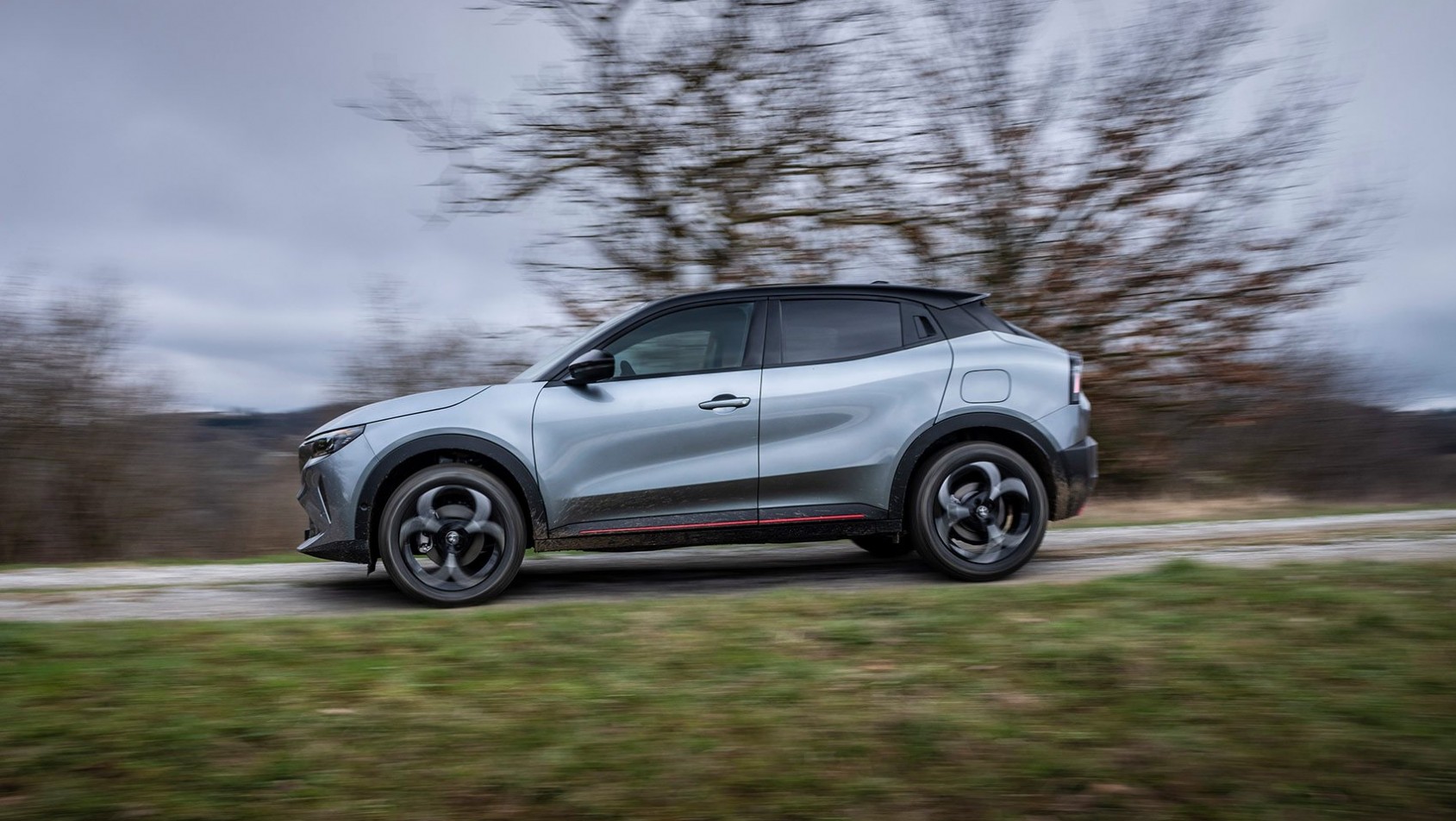 Alfa Romeo Junior podczas jazdy – połączenie stylu, osiągów i emocji