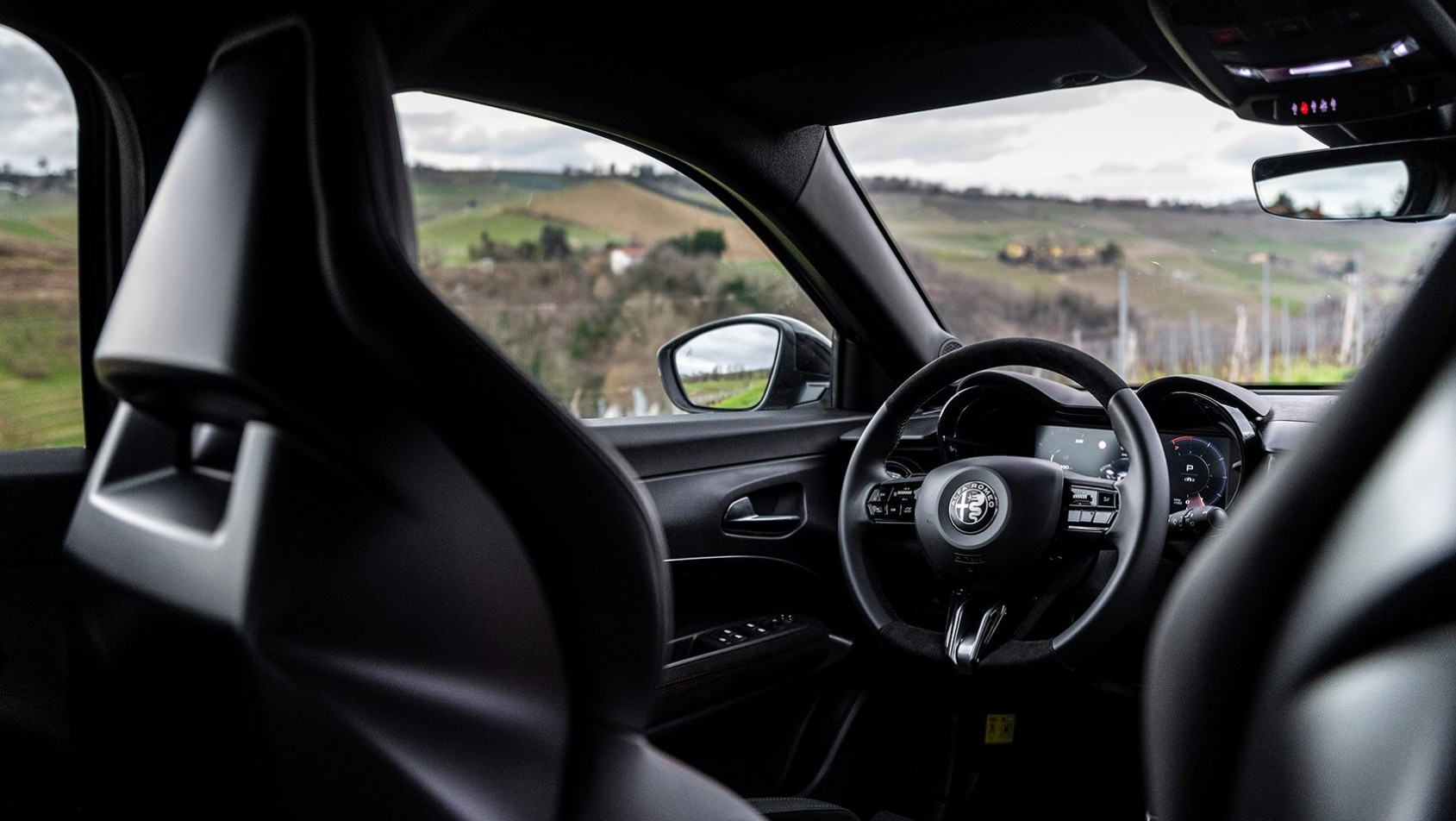 Wnętrze Alfy Romeo Junior – nowoczesny kokpit z dwoma ekranami 10,25 cala