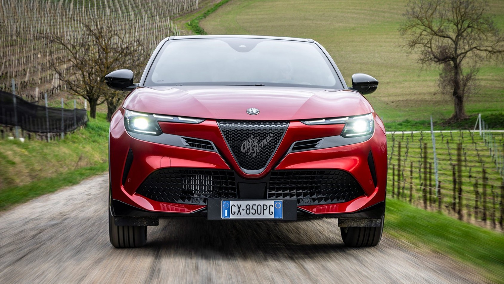 Przód Alfy Romeo Junior podkreślający sportowy charakter włoskiego SUV-a