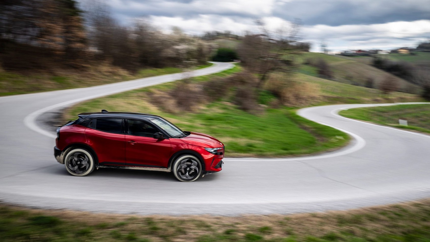 Alfa Romeo Junior na górskich drogach – kompaktowy SUV idealny do codziennej jazdy