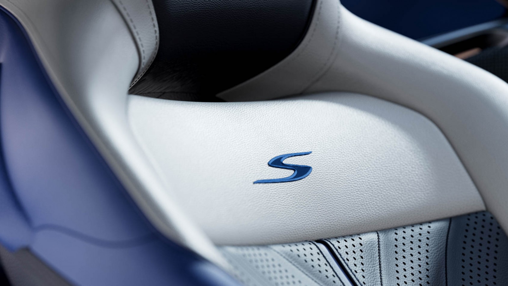 Aston Martin DB12 S detal wnętrza