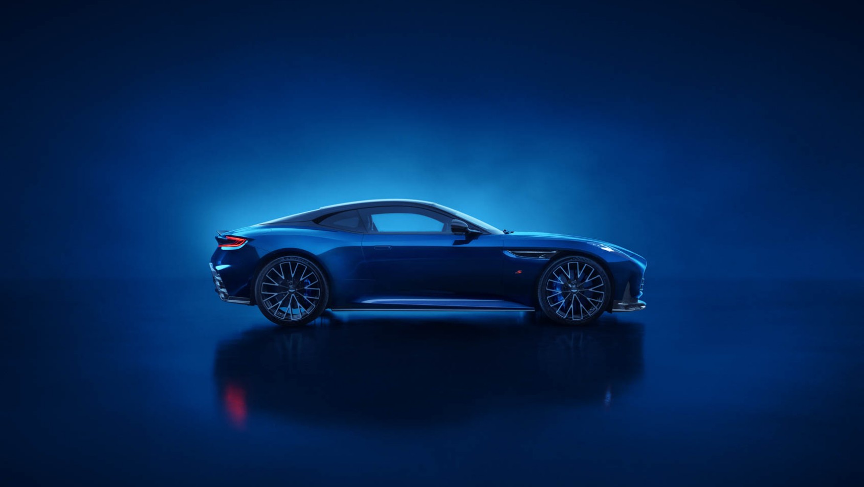 Aston Martin DB12 S linia