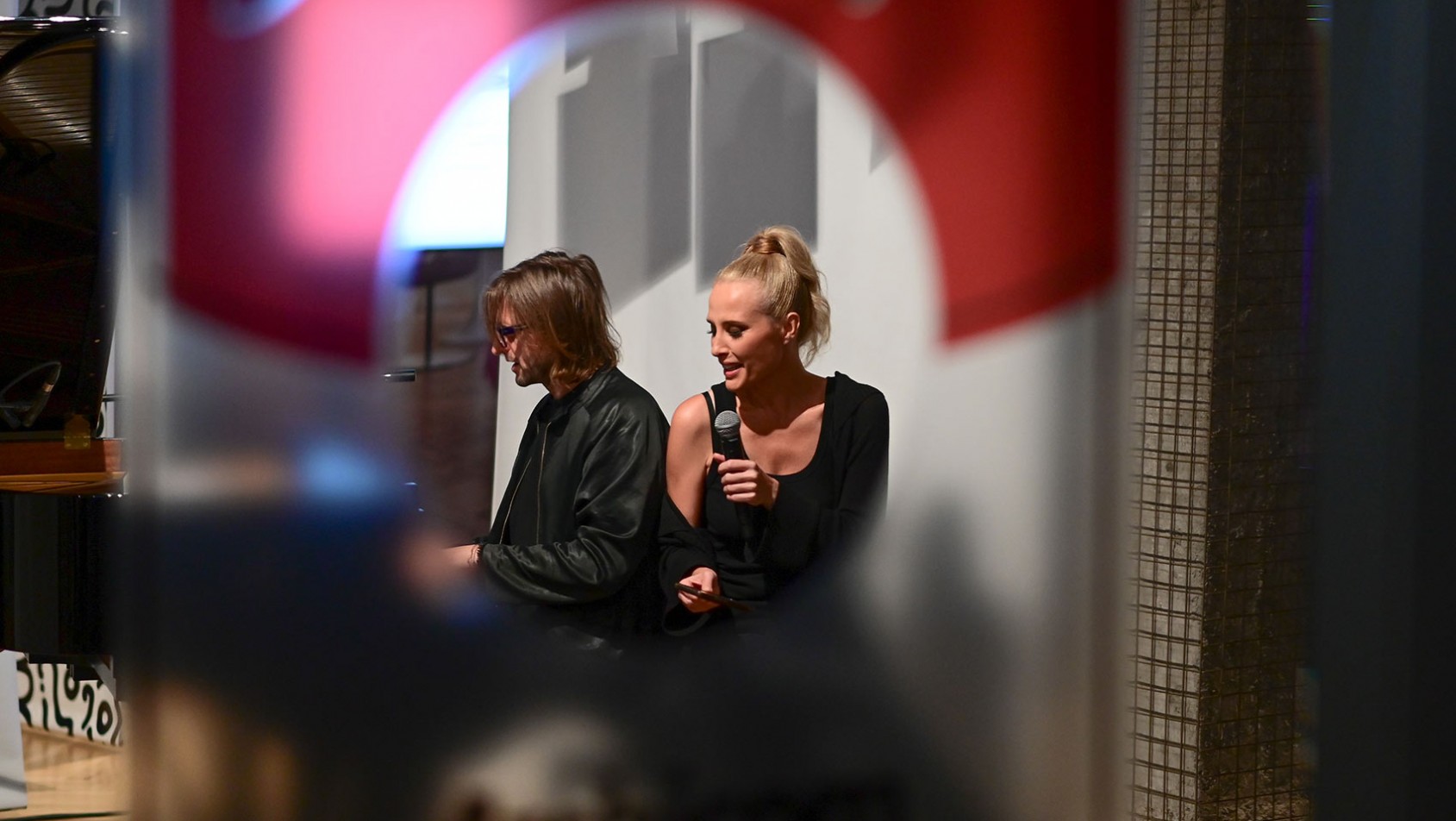 Małgorzata Bańka i Leszek Możdżer na scenie podczas premiery albumu „Będę drżała” inspirowanego poezją Haliny Poświatowskiej