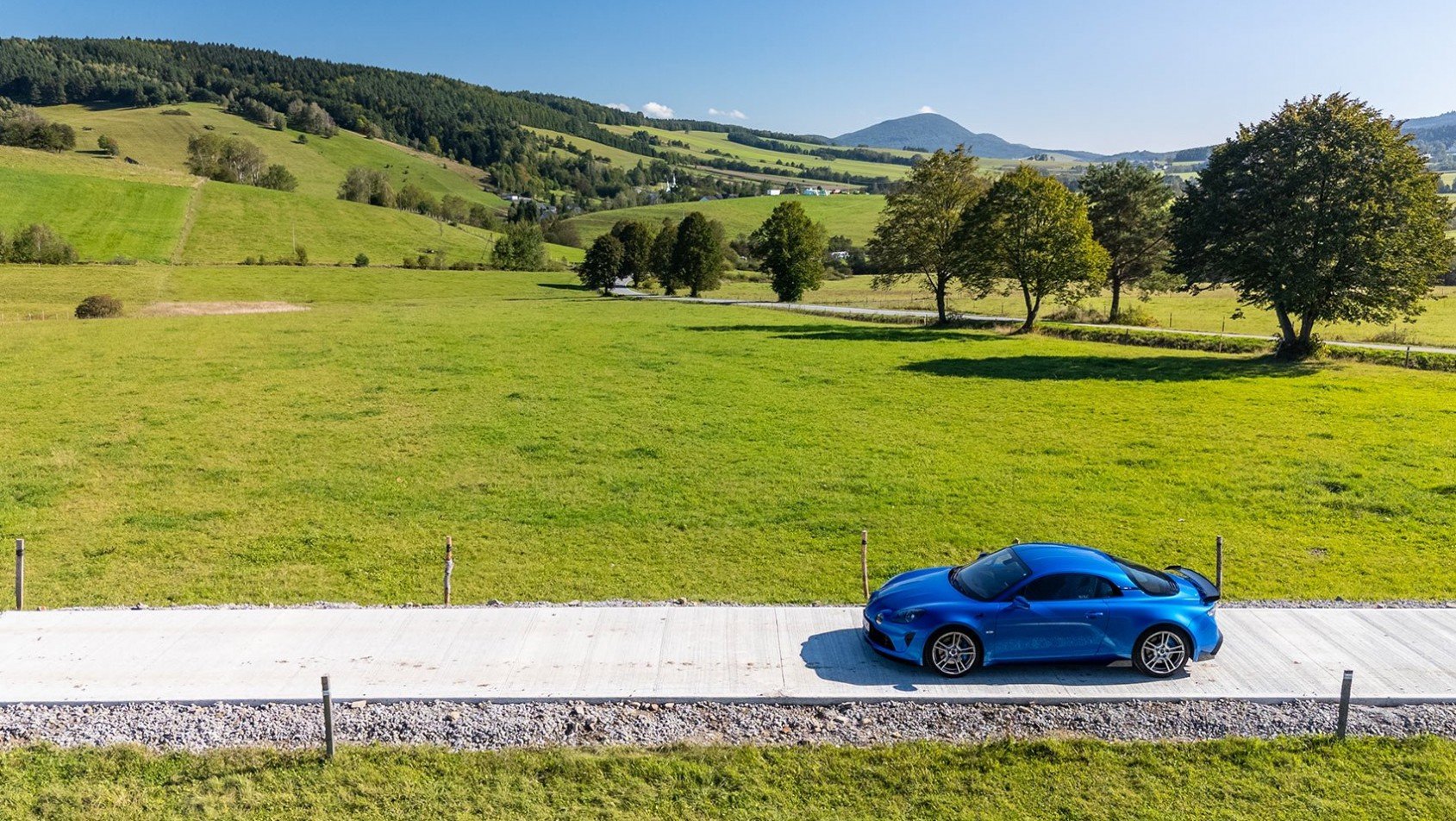 Alpine A110 GTS w jesiennych górach Alpine A110 GTS na tle złotej jesieni w Beskidzie Sądeckim