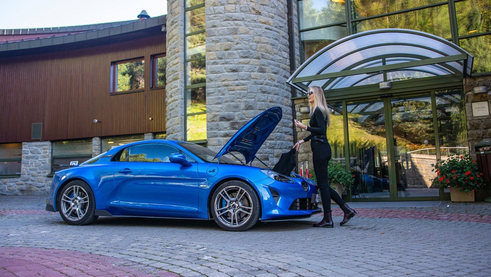 Alpine A110 GTS przed hotelem Alpine A110 GTS zaparkowane przed hotelem w Krynicy-Zdroju