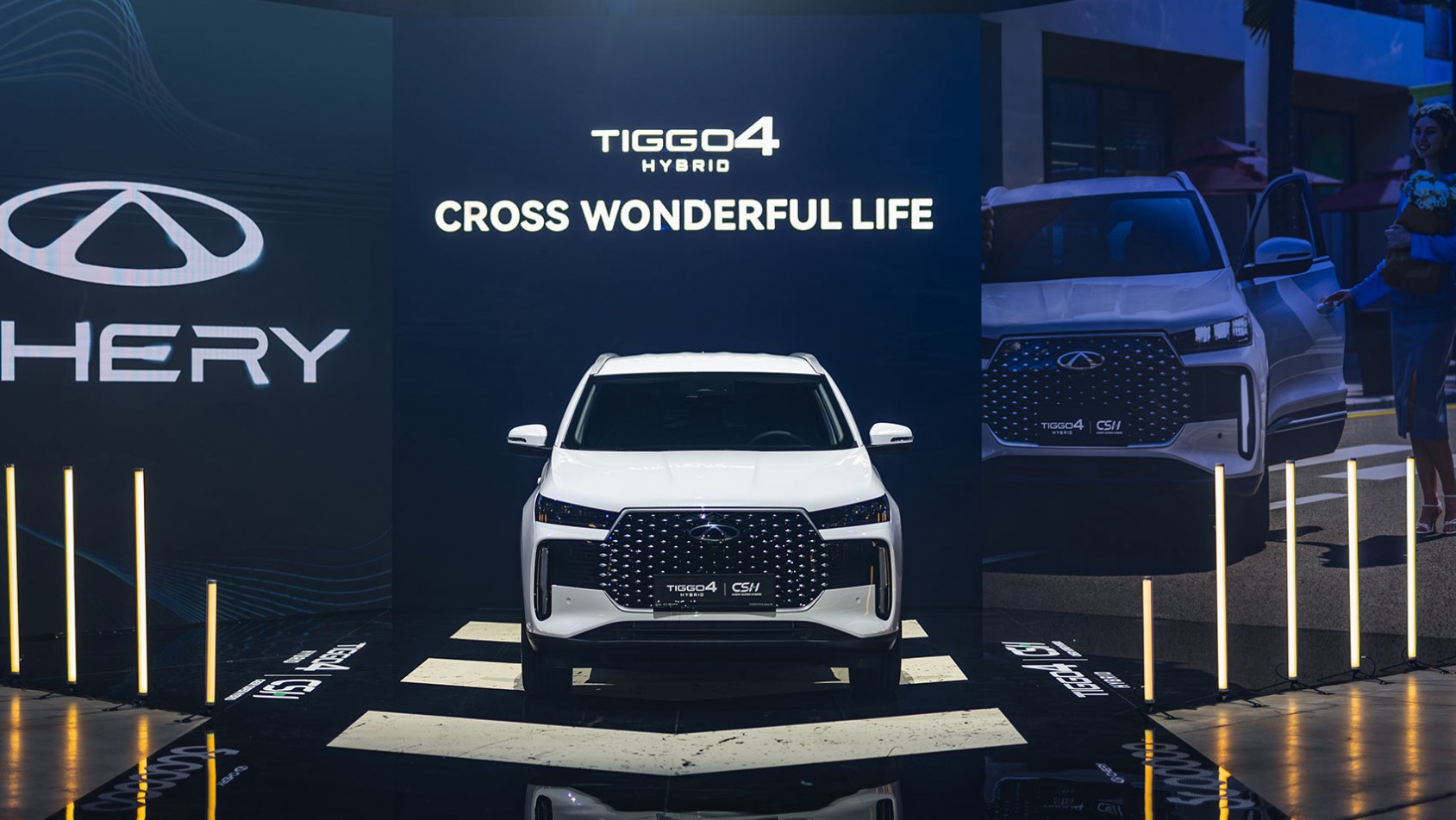 Chery Tiggo 4 Hybrid – Cross Wonderful Life Białe Chery Tiggo 4 Hybrid na tle sceny z logotypem i motywem Cross Wonderful Life