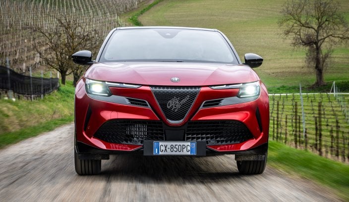 Alfa Romeo Junior – sportowy design i włoski styl Przód Alfy Romeo Junior podkreślający sportowy charakter włoskiego SUV-a