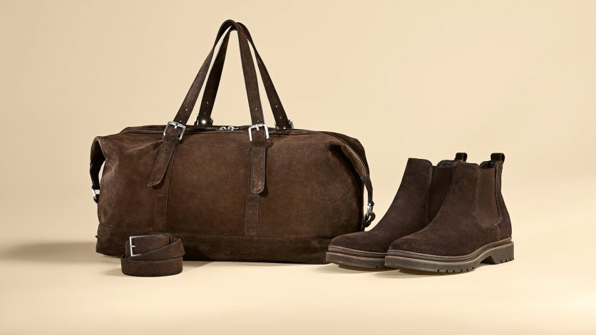 Brązowa torba z zamszu, pasek i sztyblety OCHNIK – elegancki zestaw dla mężczyzny w miejskim stylu