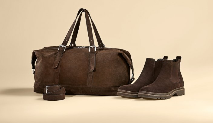 Brązowa torba z zamszu, pasek i sztyblety OCHNIK – elegancki zestaw dla mężczyzny w miejskim stylu