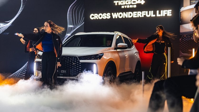 Premiera Chery Tiggo 4 HEV – pokaz w Warszawie Tancerki na scenie podczas premiery hybrydowego SUV-a Chery Tiggo 4 HEV w Warszawie