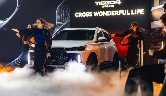 Tancerki na scenie podczas premiery hybrydowego SUV-a Chery Tiggo 4 HEV w Warszawie