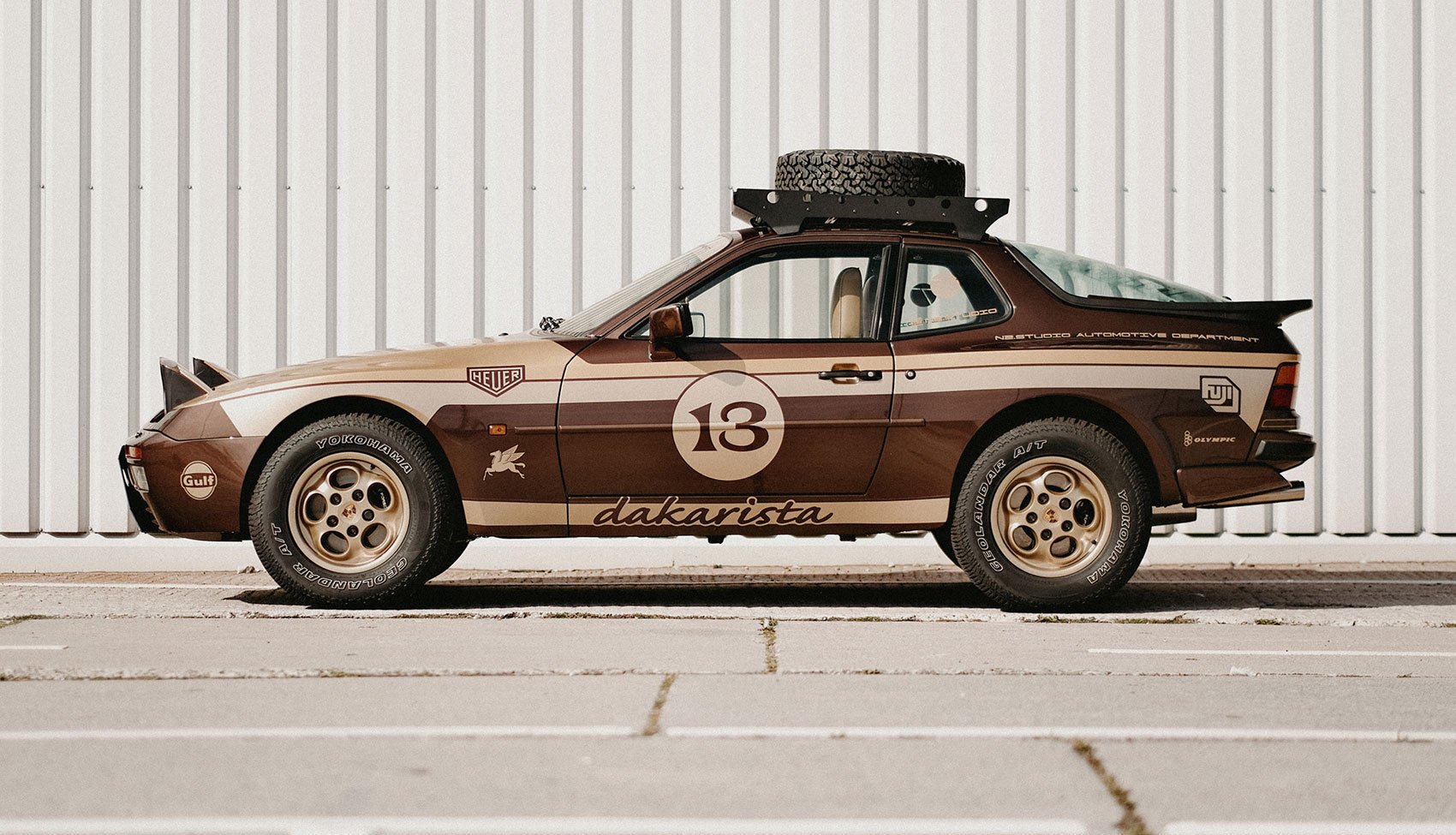 Porsche 944 Dakarista – profil klasyka w stylu Safari Porsche 944 Dakarista w pełnym profilu – klasyk w stylu Safari z oponami Yokohama