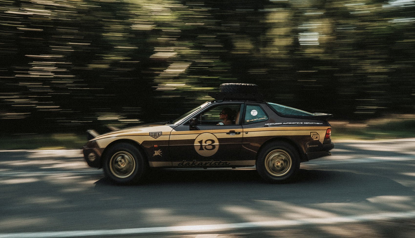 Porsche 944 Dakarista w ruchu Porsche 944 Dakarista w ruchu – dynamiczne ujęcie klasyka na drodze