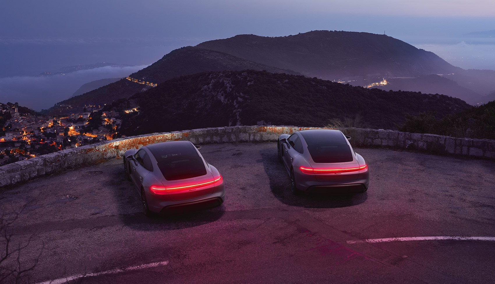 Gra w nieoczywiste kolory – elektryzujący duet Taycanów Dwa Porsche Taycan sfotografowane o zmierzchu w górskim pejzażu – artystyczna interpretacja elektrycznej motoryzacji w obiektywie Tomka Mąkolskiego.