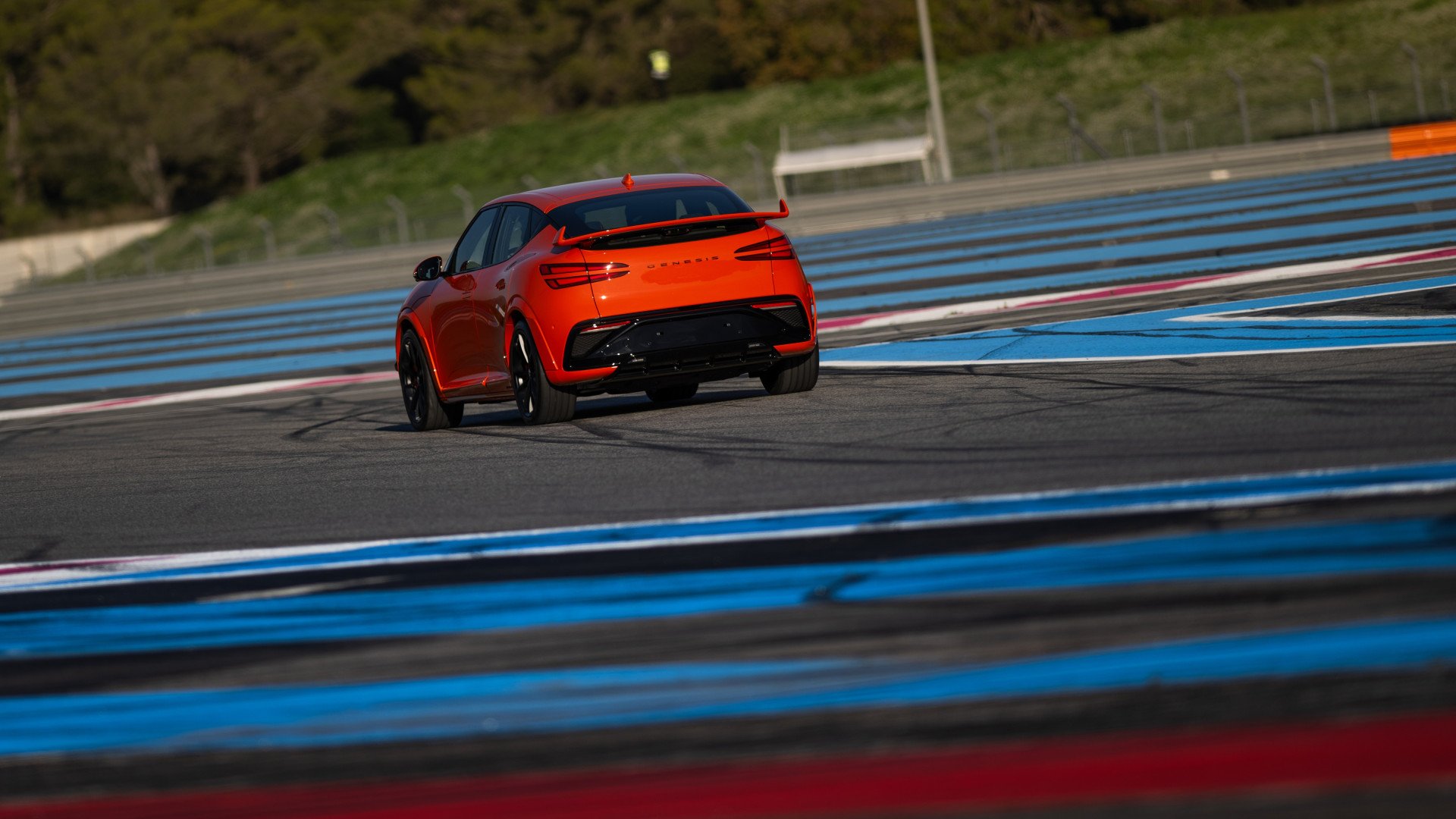 Genesis GV60 Magma na torze