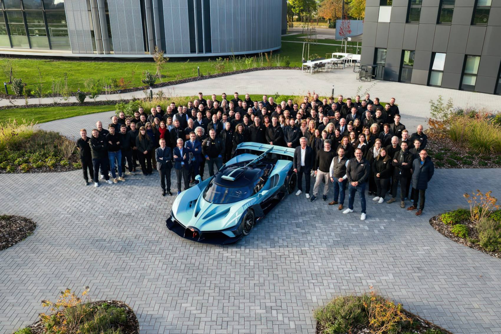 Bugatti Bolide przed fabryką