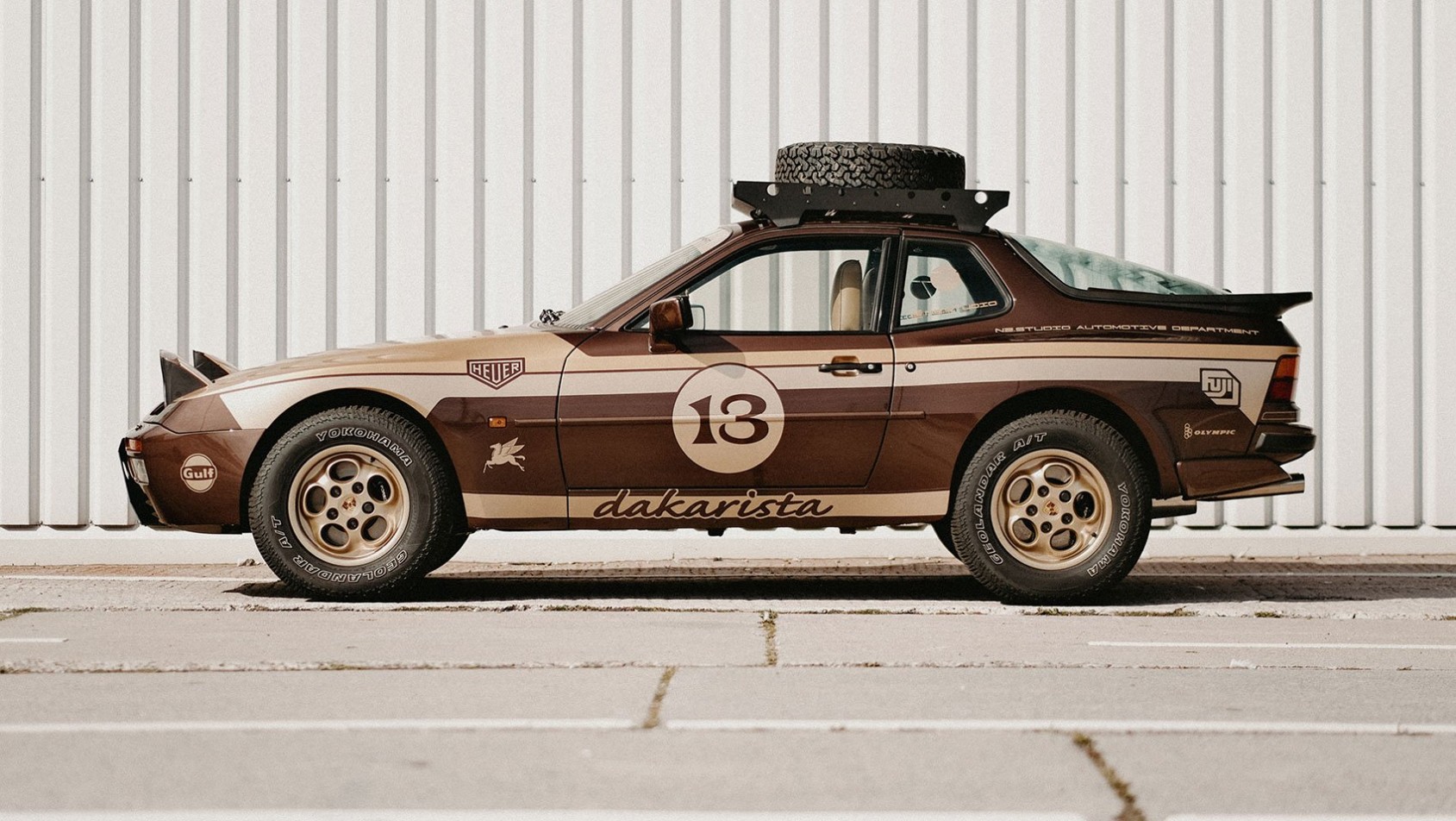 Porsche 944 Dakarista w pełnym profilu – klasyk w stylu Safari z oponami Yokohama