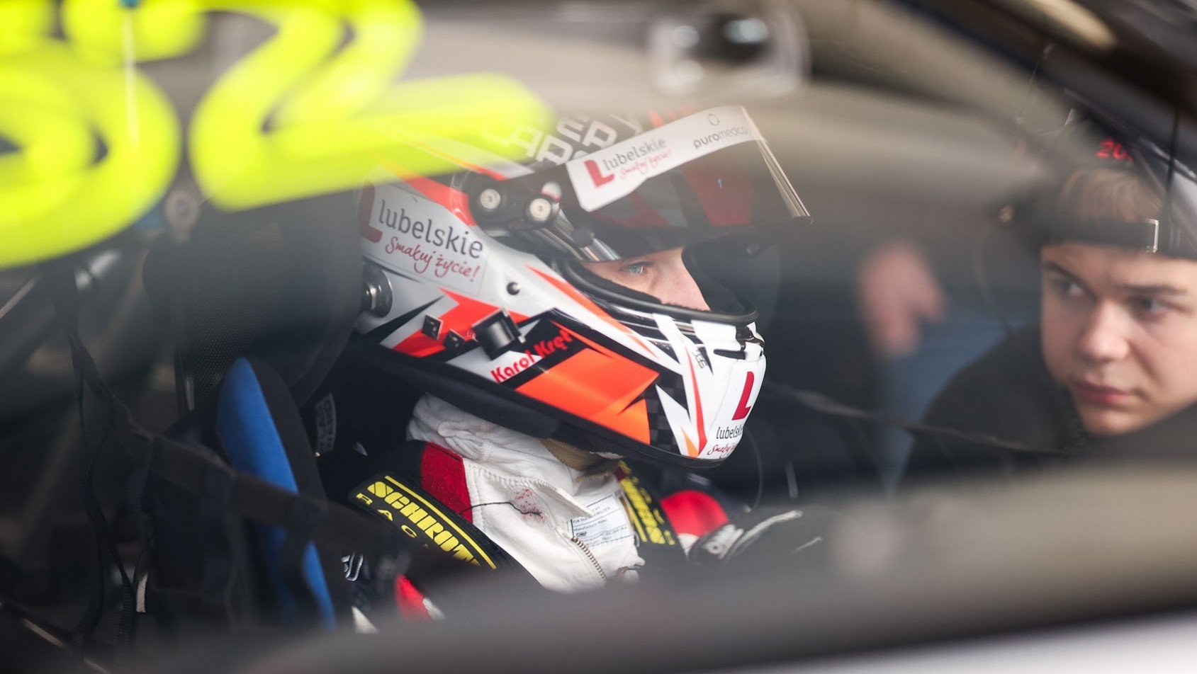 Kierowca Forch Racing by Atlas Ward w kokpicie Porsche 911 GT3 Cup podczas wyścigu