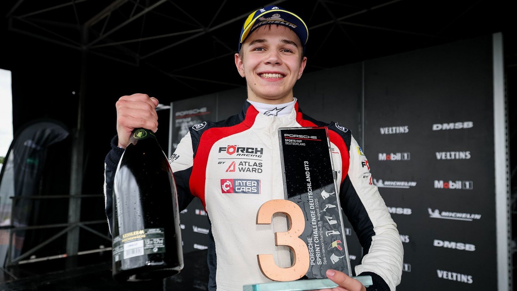 Kierowca Forch Racing by Atlas Ward z Pucharem