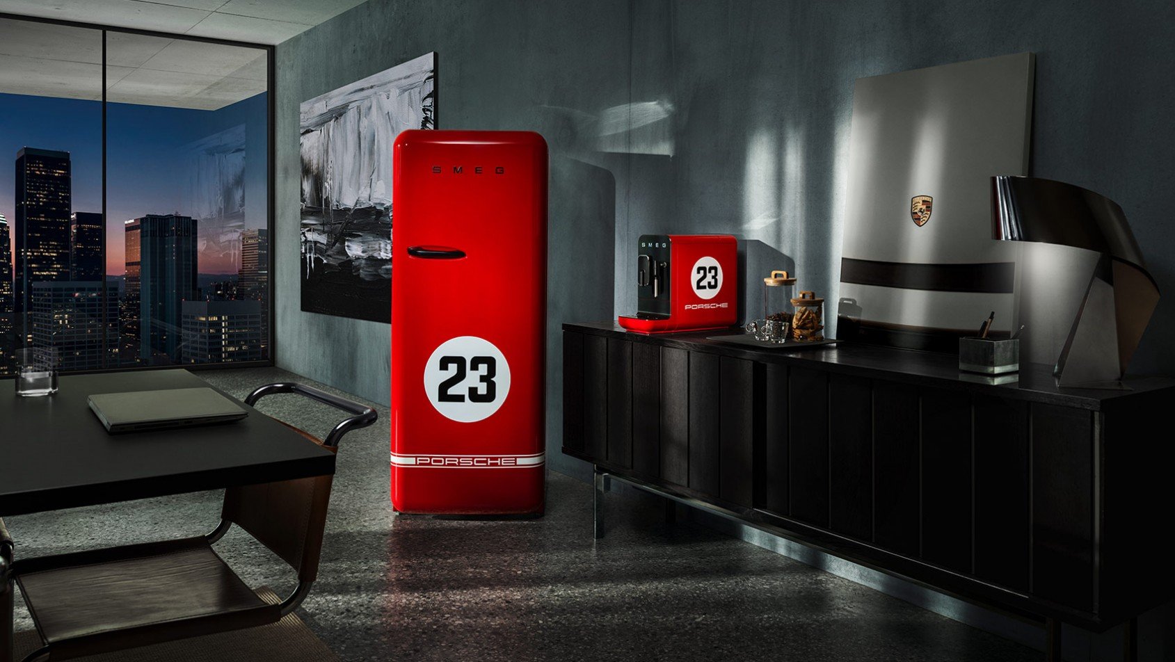 Czerwona lodówka i ekspres Porsche x SMEG 917 Salzburg w nowoczesnym wnętrzu inspirowanym duchem Le Mans