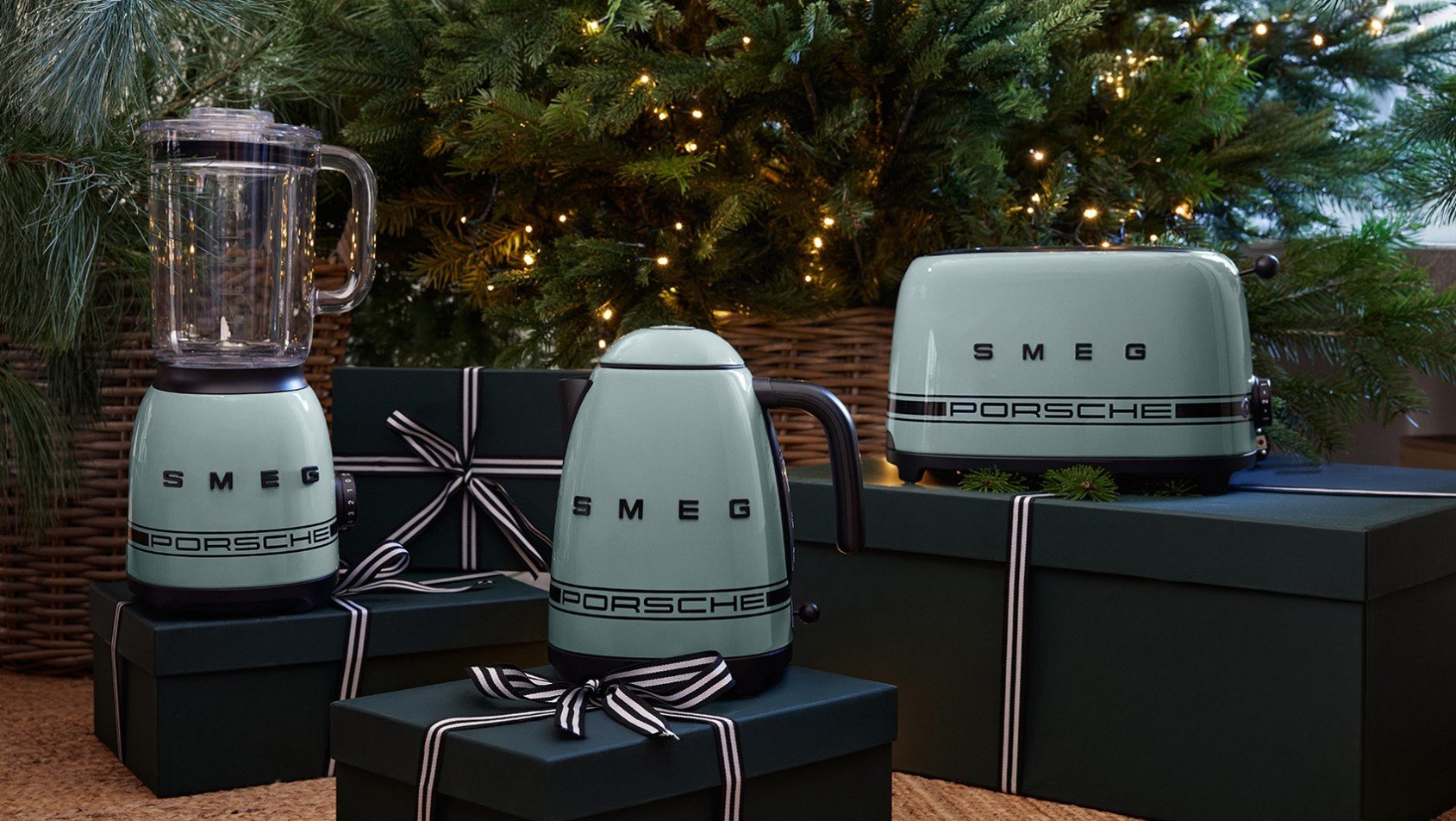 Czajnik, toster i blender Porsche x SMEG Shade Green ustawione przy choince – połączenie designu i stylu