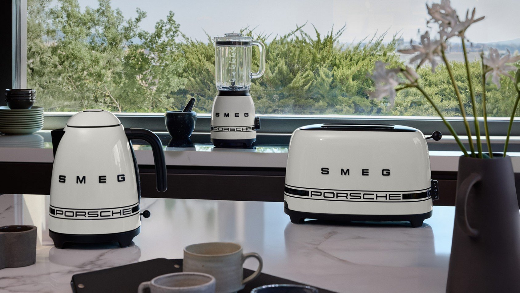 Kolekcja SMEG Porsche Carrara White – czajnik, toster i blender w jasnym wnętrzu kuchennym