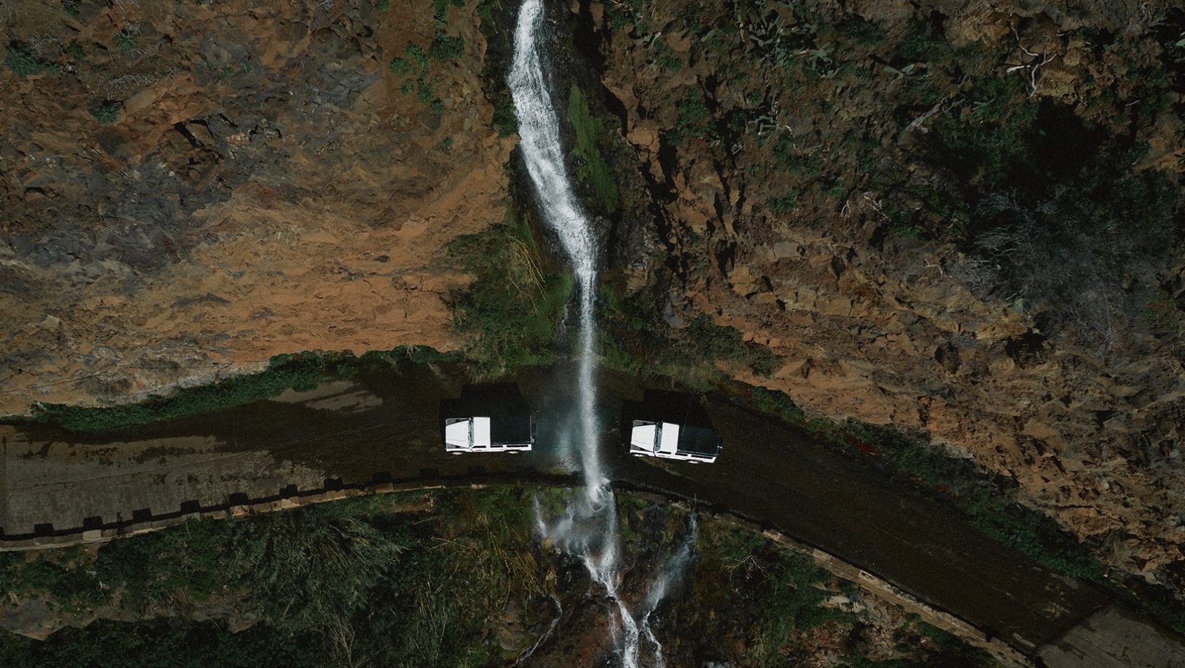 Land Rover Defender pod naturalnym wodospadem Anjos na Maderze, w podróży Bartka Kołaczkowskiego