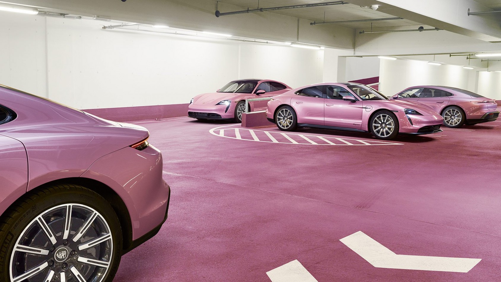 Różowe Porsche Taycan podczas autorskiego roadtripu Tomka Mąkolskiego — fotograficzna interpretacja motoryzacji inspirowana filmem „Ona”.