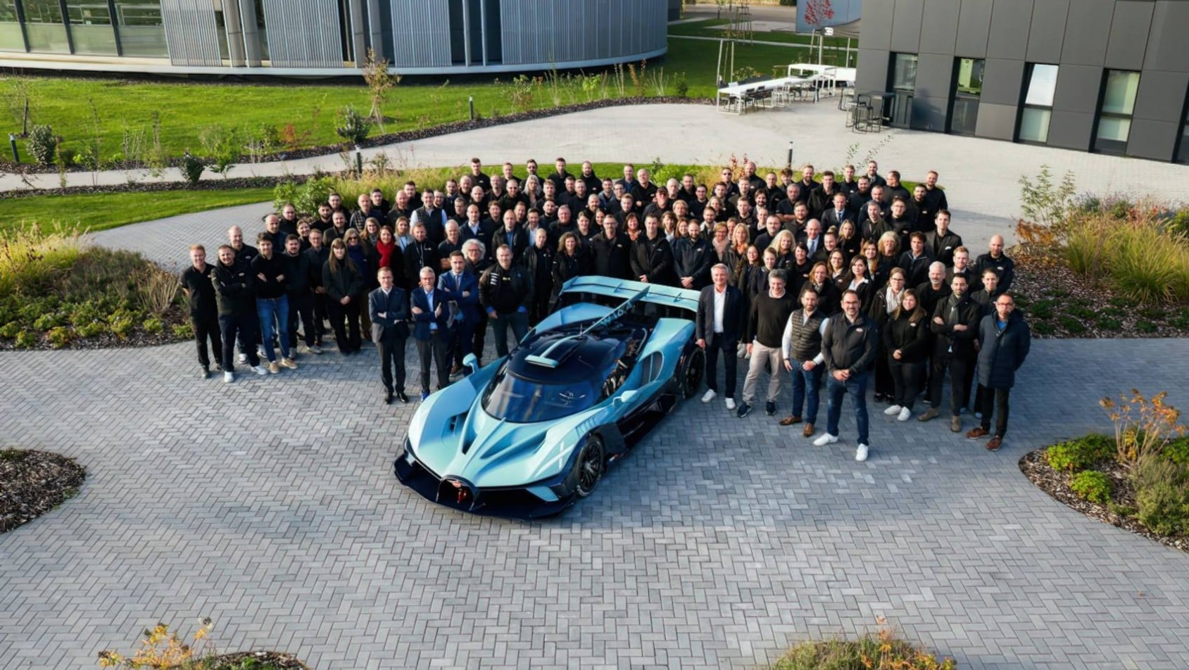 Bugatti Bolide przed fabryką